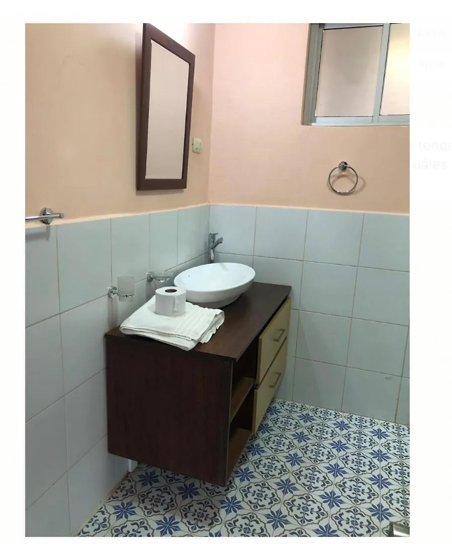 קואנקה Check Inn Bed And Breakfast 2*,  אקוודור